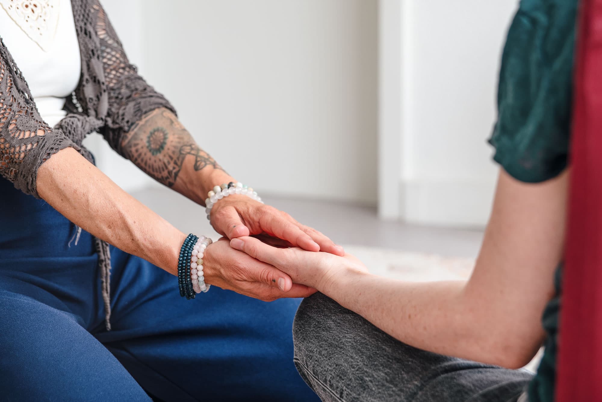 Meditativer Therapieraum mit Kerzen und Ruhe